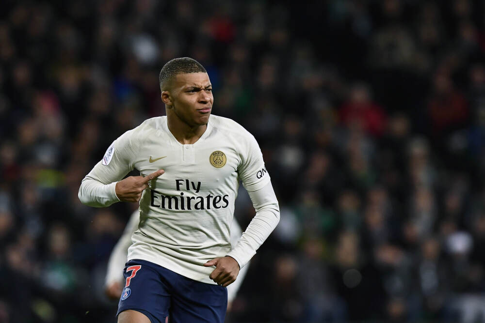 甜蜜！女友前往现场观战为维尼修斯加油，赛后两人晒合照